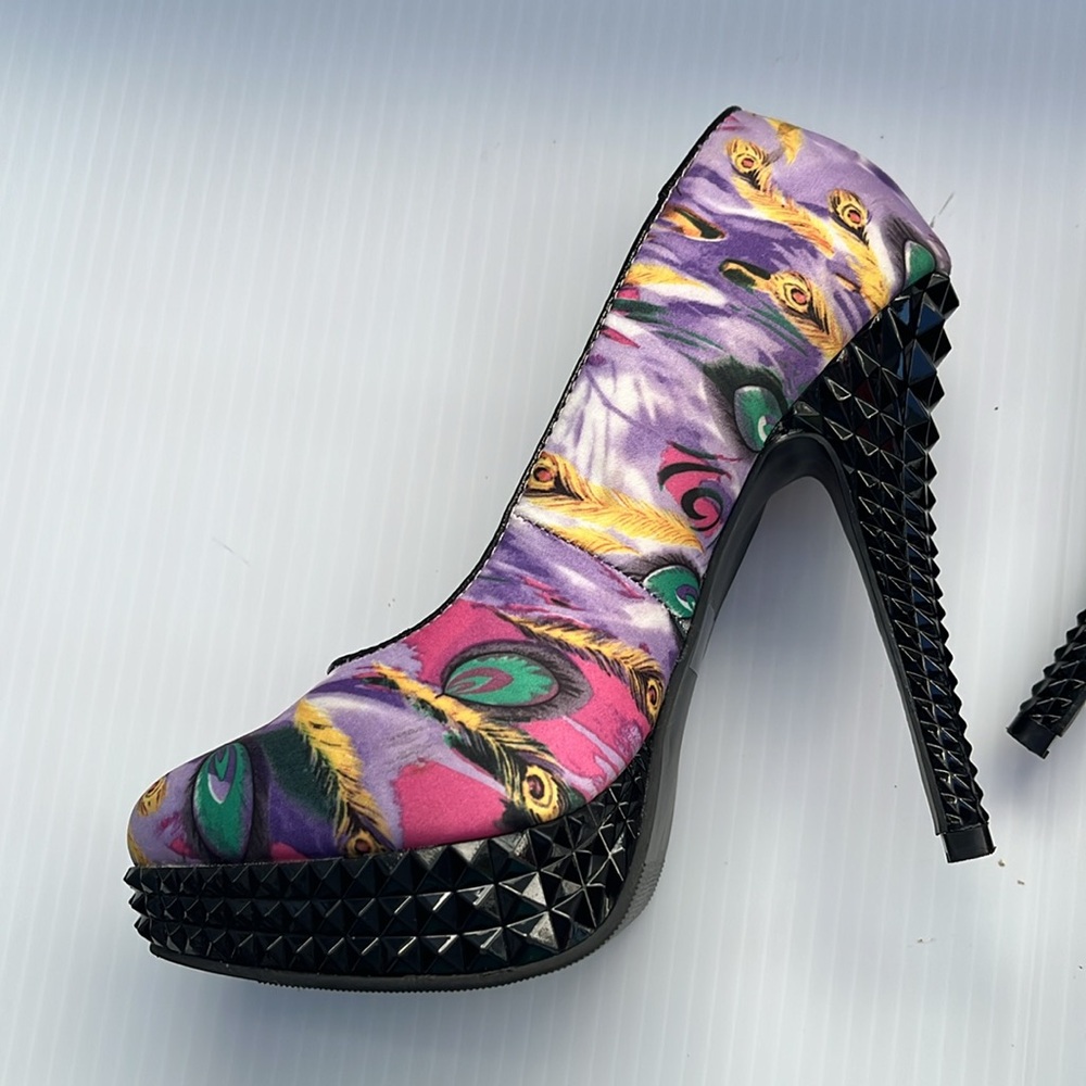WILD ROSE Woman’s Peacock Feather Print 5” Stiletto Heels SZ: 7